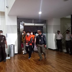 Sah Jadi Tersangka, SYL Pakai Rompi Orange KPK