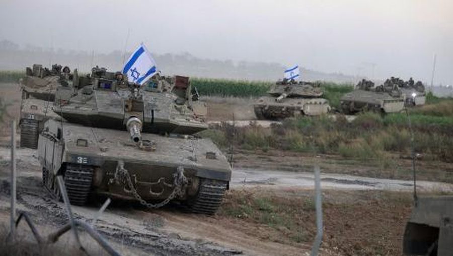 Konvoi tank Israel bergerak maju di dekat perbatasan dengan Gaza pada 12 Oktober 2023. (Photo by Menahem KAHANA / AFP)