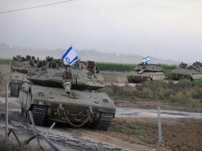 Konvoi tank Israel bergerak maju di dekat perbatasan dengan Gaza pada 12 Oktober 2023. (Photo by Menahem KAHANA / AFP)