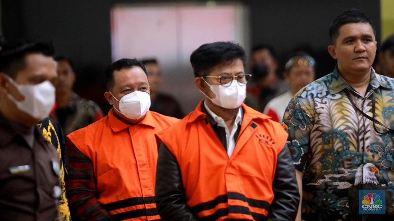 Mantan Menteri Pertanian Syahrul Yasin Limpo (SYL) dan Direktur Alat dan Mesin Kementan Muhammad Hatta mengenakan rompi oranye usai ditetapkan tersangka di gedung Merah Putih KPK, Jakarta, Jumat (13/10/2023). (CNBC Indonesia/Muhammad Sabki)