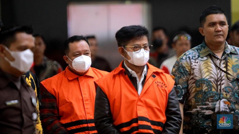 Mantan Menteri Pertanian Syahrul Yasin Limpo (SYL) dan Direktur Alat dan Mesin Kementan Muhammad Hatta mengenakan rompi oranye usai ditetapkan tersangka di gedung Merah Putih KPK, Jakarta, Jumat (13/10/2023). (CNBC Indonesia/Muhammad Sabki)