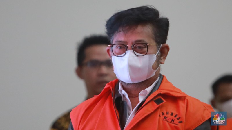 Mantan Menteri Pertanian Syahrul Yasin Limpo (SYL) dan Direktur Alat dan Mesin Kementan Muhammad Hatta mengenakan rompi oranye usai ditetapkan tersangka di gedung Merah Putih KPK, Jakarta, Jumat (13/10/2023). (CNBC Indonesia/Muhammad Sabki)