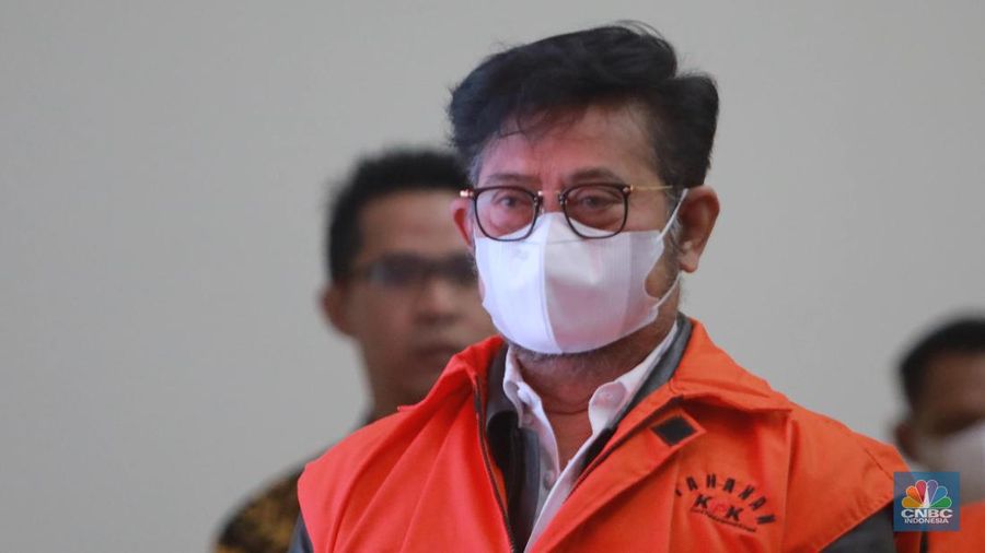 Mantan Menteri Pertanian Syahrul Yasin Limpo (SYL) dan Direktur Alat dan Mesin Kementan Muhammad Hatta mengenakan rompi oranye usai ditetapkan tersangka di gedung Merah Putih KPK, Jakarta, Jumat (13/10/2023). (CNBC Indonesia/Muhammad Sabki)