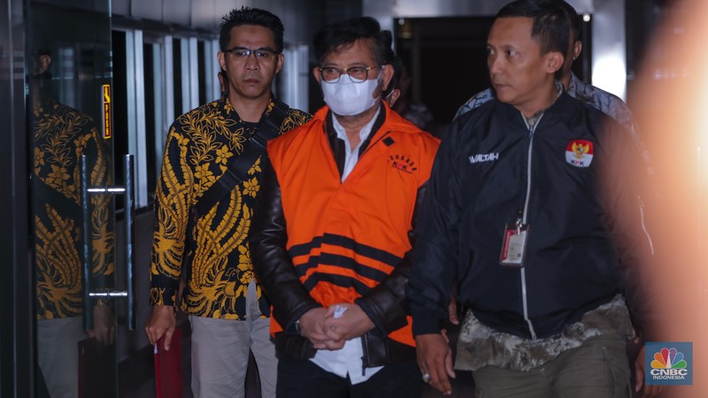Mantan Menteri Pertanian Syahrul Yasin Limpo (SYL) dan Direktur Alat dan Mesin Kementan Muhammad Hatta mengenakan rompi oranye usai ditetapkan tersangka di gedung Merah Putih KPK, Jakarta, Jumat (13/10/2023). Mantan Menteri Pertanian Syahrul Yasin Limpo (SYL) dan Direktur Alat dan Mesin Kementan Muhammad Hatta mengenakan rompi oranye usai ditetapkan tersangka di gedung Merah Putih KPK, Jakarta, Jumat (13/10/2023). (CNBC Indonesia/Muhammad Sabki)