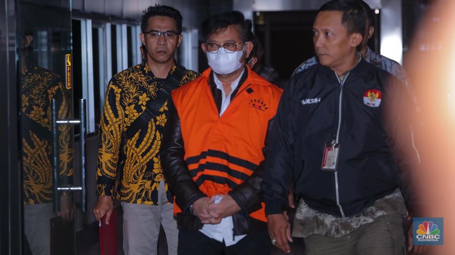Mantan Menteri Pertanian Syahrul Yasin Limpo (SYL) dan Direktur Alat dan Mesin Kementan Muhammad Hatta mengenakan rompi oranye usai ditetapkan tersangka di gedung Merah Putih KPK, Jakarta, Jumat (13/10/2023). (CNBC Indonesia/Muhammad Sabki)