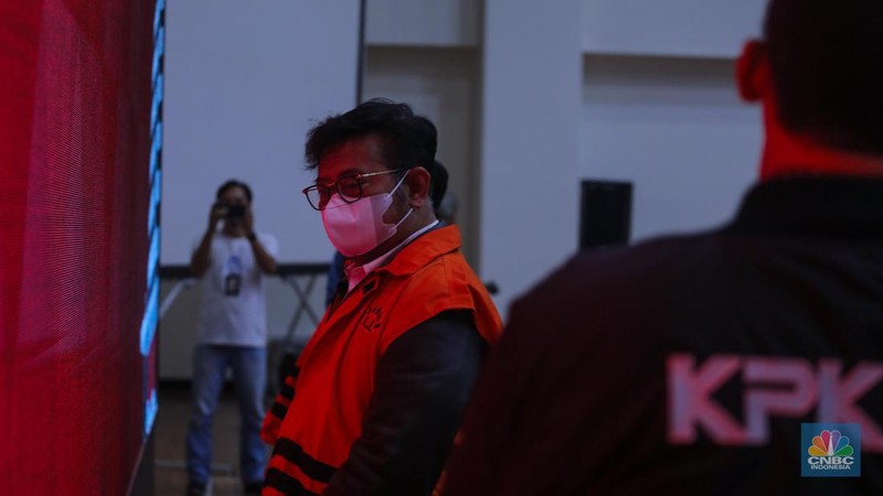 Mantan Menteri Pertanian Syahrul Yasin Limpo (SYL) dan Direktur Alat dan Mesin Kementan Muhammad Hatta mengenakan rompi oranye usai ditetapkan tersangka di gedung Merah Putih KPK, Jakarta, Jumat (13/10/2023). (CNBC Indonesia/Muhammad Sabki)