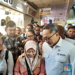 Kunjungi Pasar Tanah Abang, Mendag Zulhas Borong Baju