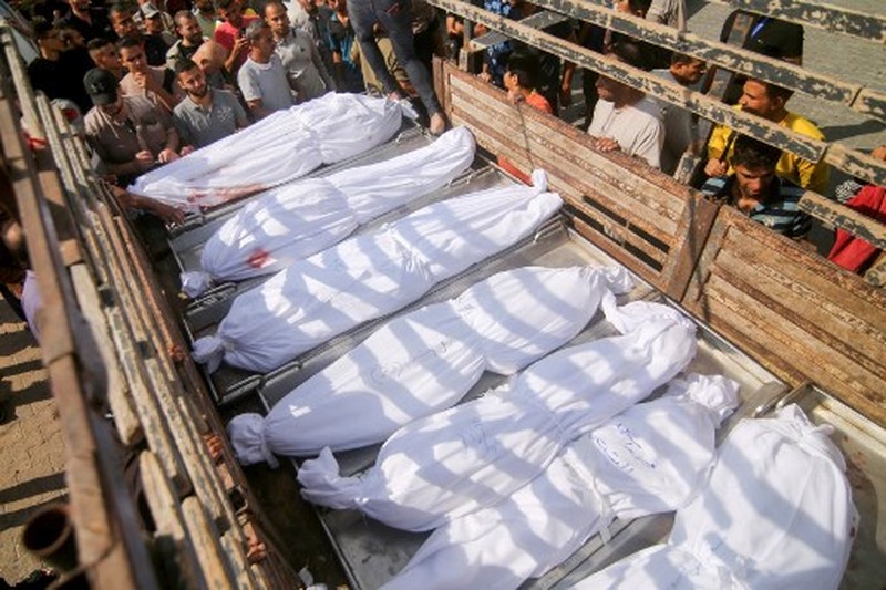 Asap mengepul menyusul serangan udara Israel di Kota Gaza, Kamis, 12 Oktober 2023. (AP Photo/Hatem Moussa)