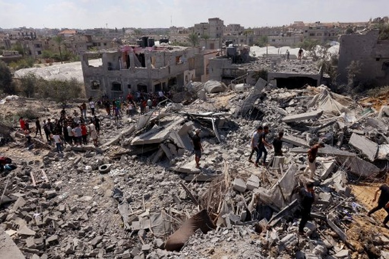 Asap mengepul menyusul serangan udara Israel di Kota Gaza, Kamis, 12 Oktober 2023. (AP Photo/Hatem Moussa) Asap mengepul menyusul serangan udara Israel di Kota Gaza, Kamis, 12 Oktober 2023. (AP Photo/Hatem Moussa)