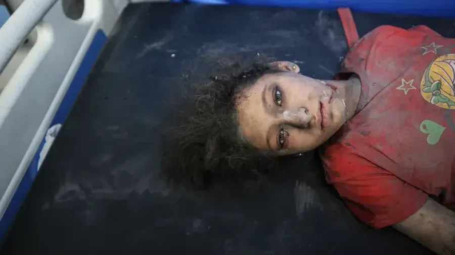 Asap mengepul menyusul serangan udara Israel di Kota Gaza, Kamis, 12 Oktober 2023. (AP Photo/Hatem Moussa)