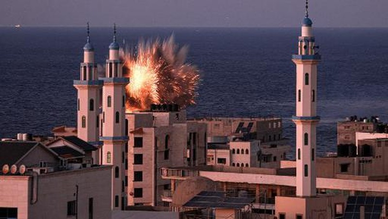 Asap mengepul menyusul serangan udara Israel di Kota Gaza, Kamis, 12 Oktober 2023. (AP Photo/Hatem Moussa)