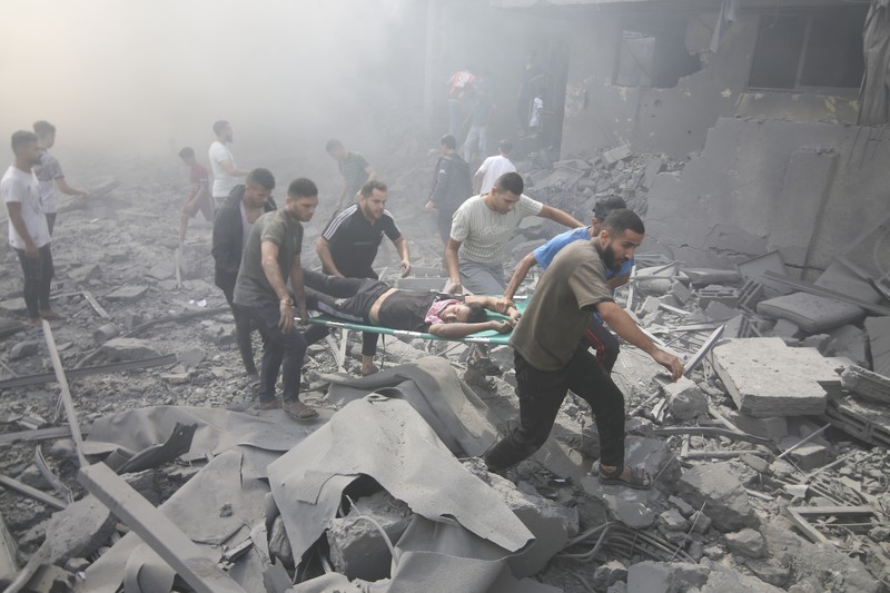 Asap mengepul menyusul serangan udara Israel di Kota Gaza, Kamis, 12 Oktober 2023. (AP Photo/Hatem Moussa)