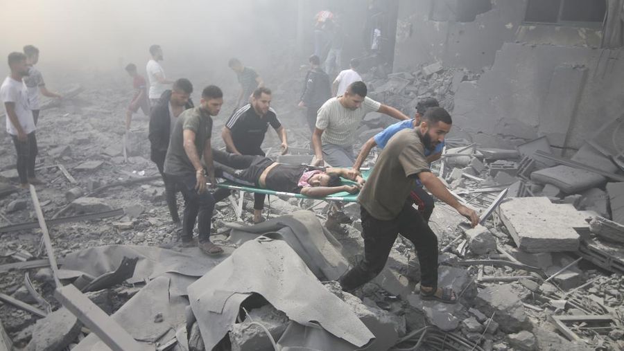Asap mengepul menyusul serangan udara Israel di Kota Gaza, Kamis, 12 Oktober 2023. (AP Photo/Hatem Moussa)