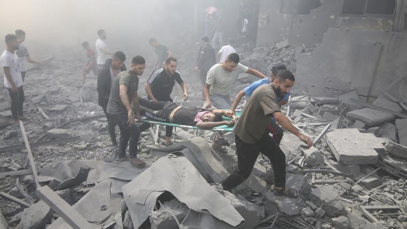 Asap mengepul menyusul serangan udara Israel di Kota Gaza, Kamis, 12 Oktober 2023. (AP Photo/Hatem Moussa)