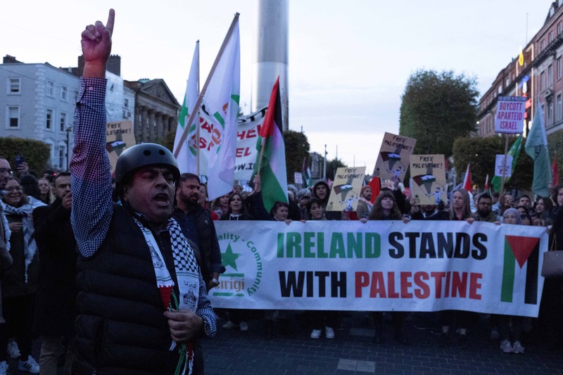 Peserta unjuk rasa pro-Palestina bereaksi di luar Sydney Opera House di Sydney, 9 Oktober 2023. (via REUTERS/STRINGER) Peserta unjuk rasa pro-Palestina bereaksi di luar Sydney Opera House di Sydney, 9 Oktober 2023. (via REUTERS/STRINGER)