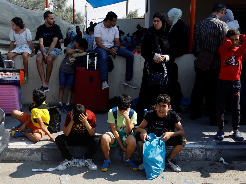 Gerbang perlintasan perbatasan Rafah dengan Gaza ditutup oleh pemerintah Mesir. (REUTERS/Ibraheem Abu Mustafa) Gerbang perlintasan perbatasan Rafah dengan Gaza ditutup oleh pemerintah Mesir. (REUTERS/Ibraheem Abu Mustafa)
