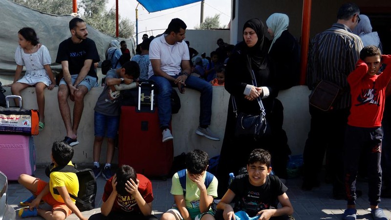 Gerbang perlintasan perbatasan Rafah dengan Gaza ditutup oleh pemerintah Mesir. (REUTERS/Ibraheem Abu Mustafa)