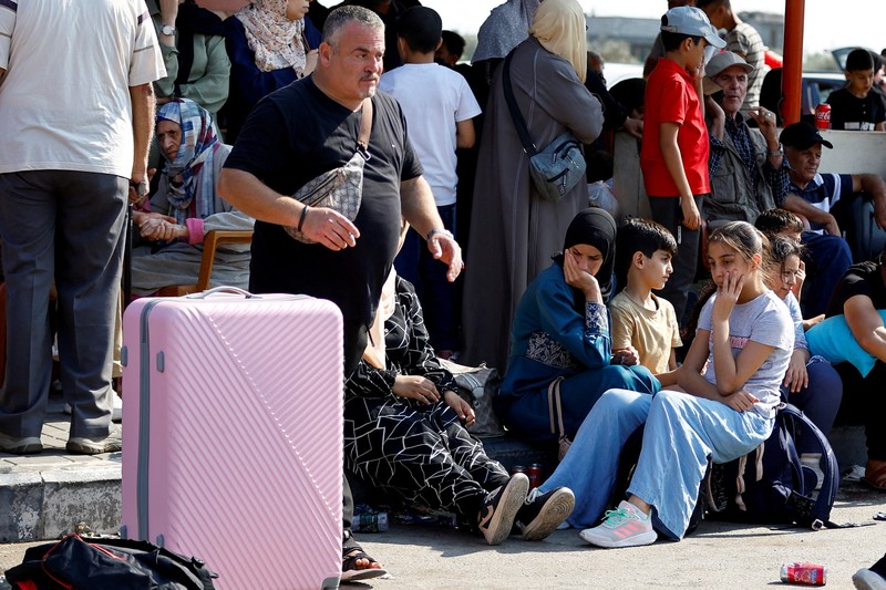 Gerbang perlintasan perbatasan Rafah dengan Gaza ditutup oleh pemerintah Mesir. (REUTERS/Ibraheem Abu Mustafa) Gerbang perlintasan perbatasan Rafah dengan Gaza ditutup oleh pemerintah Mesir. (REUTERS/Ibraheem Abu Mustafa)