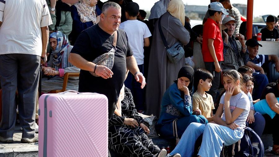 Gerbang perlintasan perbatasan Rafah dengan Gaza ditutup oleh pemerintah Mesir. (REUTERS/Ibraheem Abu Mustafa)