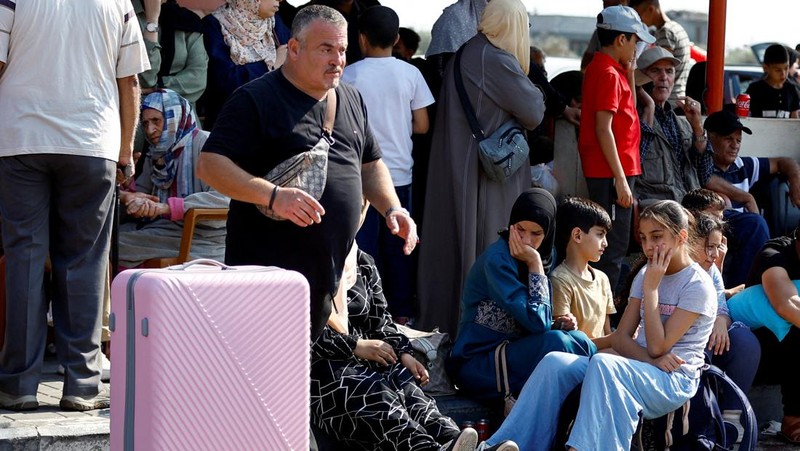 Gerbang perlintasan perbatasan Rafah dengan Gaza ditutup oleh pemerintah Mesir. (REUTERS/Ibraheem Abu Mustafa)