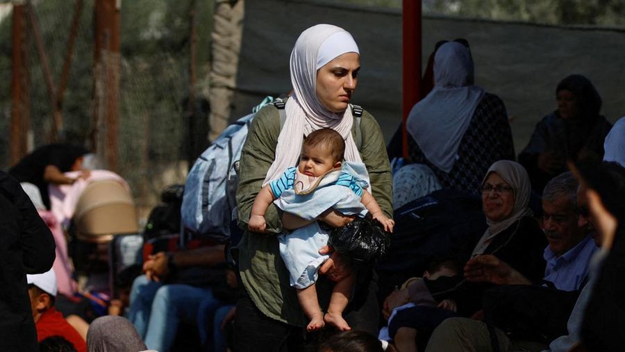 Gerbang perlintasan perbatasan Rafah dengan Gaza ditutup oleh pemerintah Mesir. (REUTERS/Ibraheem Abu Mustafa)