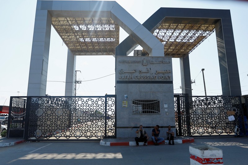 Gerbang perlintasan perbatasan Rafah dengan Gaza ditutup oleh pemerintah Mesir. (REUTERS/Ibraheem Abu Mustafa) Gerbang perlintasan perbatasan Rafah dengan Gaza ditutup oleh pemerintah Mesir. (REUTERS/Ibraheem Abu Mustafa)