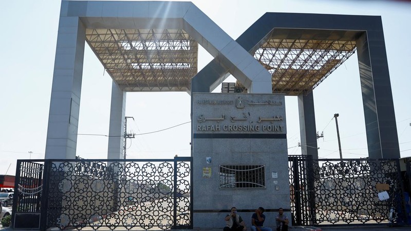 Gerbang perlintasan perbatasan Rafah dengan Gaza ditutup oleh pemerintah Mesir. (REUTERS/Ibraheem Abu Mustafa)