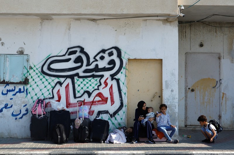 Gerbang perlintasan perbatasan Rafah dengan Gaza ditutup oleh pemerintah Mesir. (REUTERS/Ibraheem Abu Mustafa) Gerbang perlintasan perbatasan Rafah dengan Gaza ditutup oleh pemerintah Mesir. (REUTERS/Ibraheem Abu Mustafa)