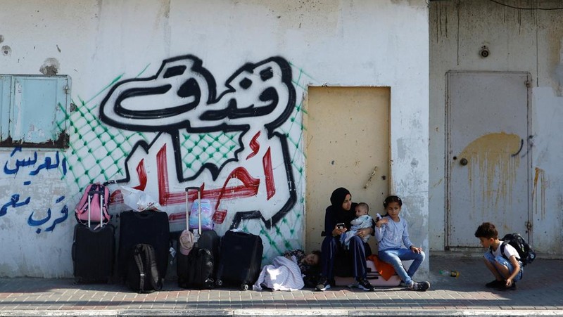 Gerbang perlintasan perbatasan Rafah dengan Gaza ditutup oleh pemerintah Mesir. (REUTERS/Ibraheem Abu Mustafa)