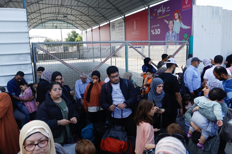 Gerbang perlintasan perbatasan Rafah dengan Gaza ditutup oleh pemerintah Mesir. (REUTERS/Ibraheem Abu Mustafa)