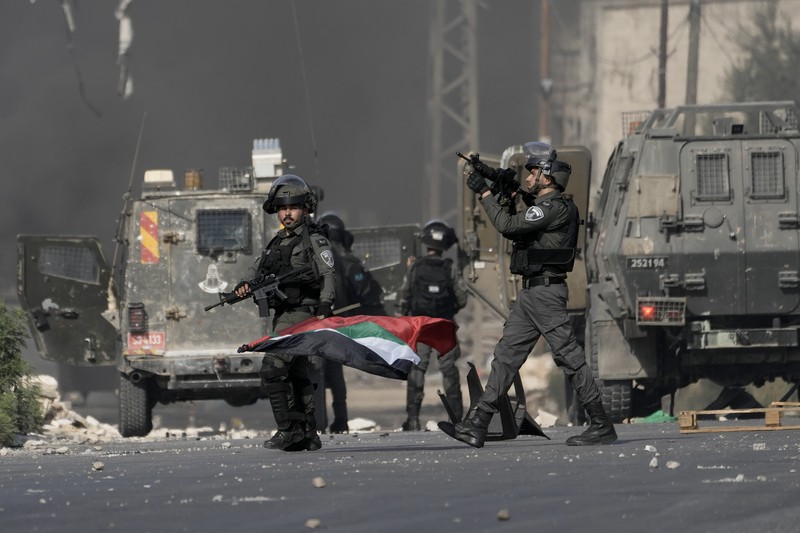 Para pengunjuk rasa membakar ban ketika warga Palestina mengambil bagian dalam protes menyusul serangan Israel di Gaza. (REUTERS/Mussa Qawasma) Para pengunjuk rasa membakar ban ketika warga Palestina mengambil bagian dalam protes menyusul serangan Israel di Gaza. (REUTERS/Mussa Qawasma)