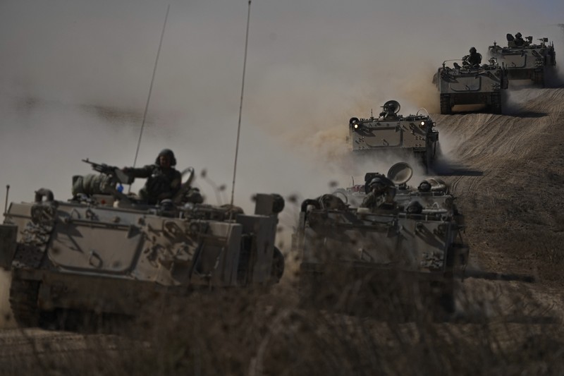 Para pengunjuk rasa membakar ban ketika warga Palestina mengambil bagian dalam protes menyusul serangan Israel di Gaza. (REUTERS/Mussa Qawasma)