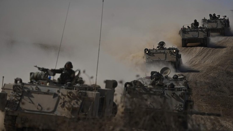 Para pengunjuk rasa membakar ban ketika warga Palestina mengambil bagian dalam protes menyusul serangan Israel di Gaza. (REUTERS/Mussa Qawasma)