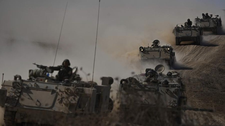Konvoi kendaraan taktis Israel menuju perbatasan Jalur Gaza di Israel selatan pada Jumat, 13 Oktober 2023. (AP Photo/Ariel Schalit)