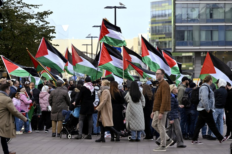 Peserta unjuk rasa pro-Palestina bereaksi di luar Sydney Opera House di Sydney, 9 Oktober 2023. (via REUTERS/STRINGER) Peserta unjuk rasa pro-Palestina bereaksi di luar Sydney Opera House di Sydney, 9 Oktober 2023. (via REUTERS/STRINGER)