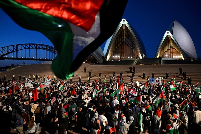 Peserta unjuk rasa pro-Palestina bereaksi di luar Sydney Opera House di Sydney, 9 Oktober 2023. (via REUTERS/STRINGER) Peserta unjuk rasa pro-Palestina bereaksi di luar Sydney Opera House di Sydney, 9 Oktober 2023. (via REUTERS/STRINGER)
