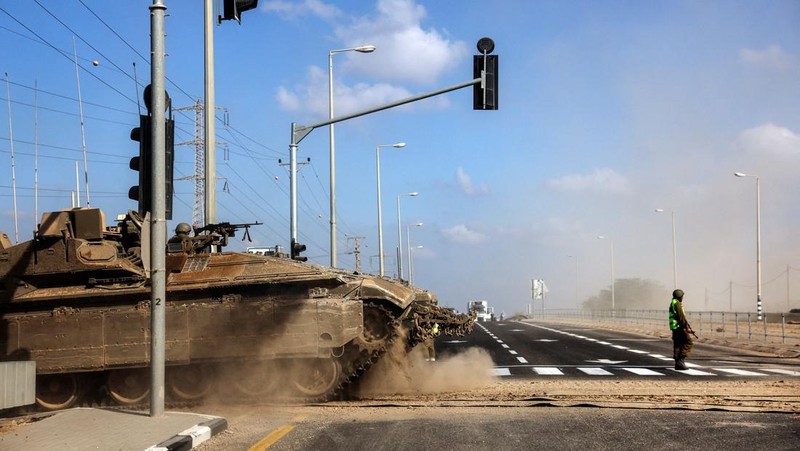 Gerbang perlintasan perbatasan Rafah dengan Gaza ditutup oleh pemerintah Mesir. (REUTERS/Ibraheem Abu Mustafa)