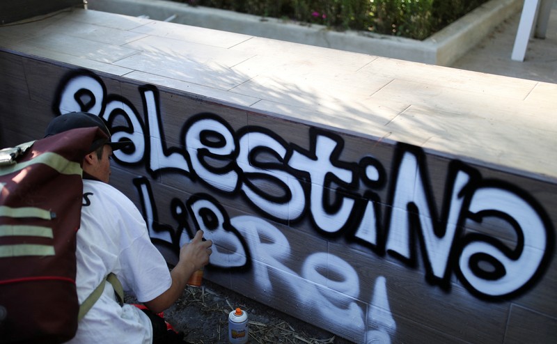 Peserta unjuk rasa pro-Palestina bereaksi di luar Sydney Opera House di Sydney, 9 Oktober 2023. (via REUTERS/STRINGER) Peserta unjuk rasa pro-Palestina bereaksi di luar Sydney Opera House di Sydney, 9 Oktober 2023. (via REUTERS/STRINGER)