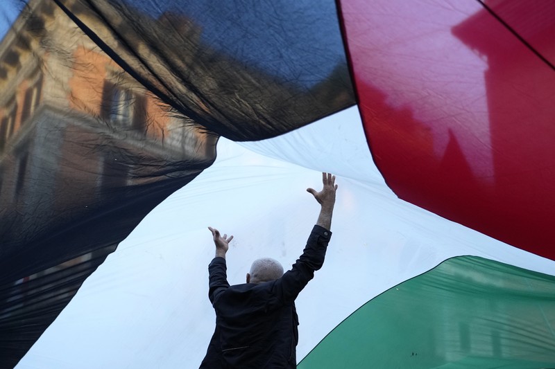 Peserta unjuk rasa pro-Palestina bereaksi di luar Sydney Opera House di Sydney, 9 Oktober 2023. (via REUTERS/STRINGER) Peserta unjuk rasa pro-Palestina bereaksi di luar Sydney Opera House di Sydney, 9 Oktober 2023. (via REUTERS/STRINGER)