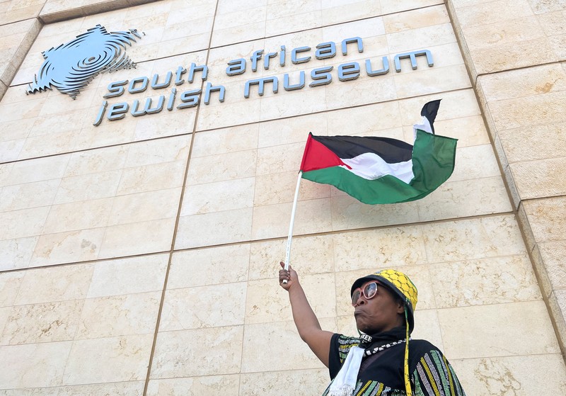 Peserta unjuk rasa pro-Palestina bereaksi di luar Sydney Opera House di Sydney, 9 Oktober 2023. (via REUTERS/STRINGER) Peserta unjuk rasa pro-Palestina bereaksi di luar Sydney Opera House di Sydney, 9 Oktober 2023. (via REUTERS/STRINGER)