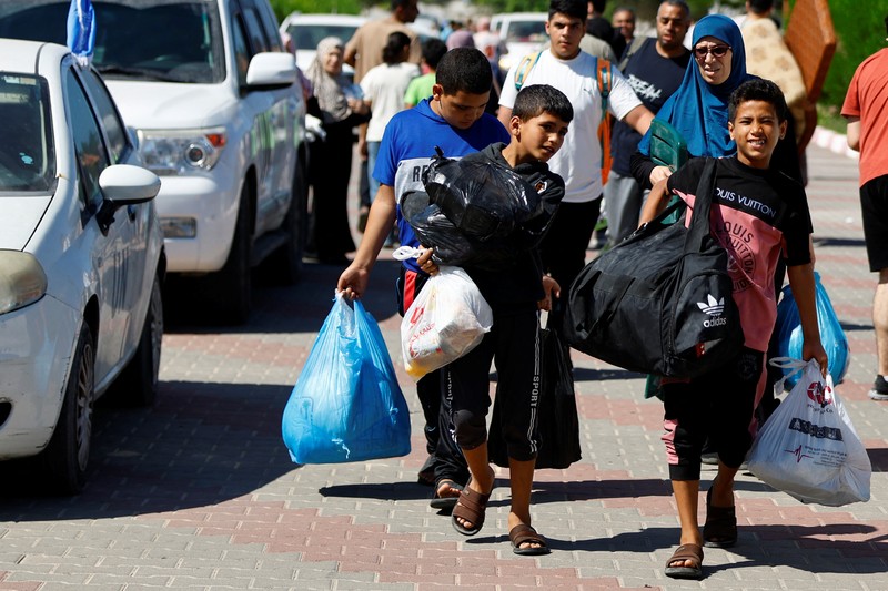Warga Gaza meninggalkan rumah mereka di tengah konflik Israel-Palestina di Khan Younis di selatan Jalur Gaza (13/10/2023) waktu setempat. (REUTERS/Ahmed Zakot) Warga Gaza meninggalkan rumah mereka di tengah konflik Israel-Palestina di Khan Younis di selatan Jalur Gaza (13/10/2023) waktu setempat. (REUTERS/Ahmed Zakot)
