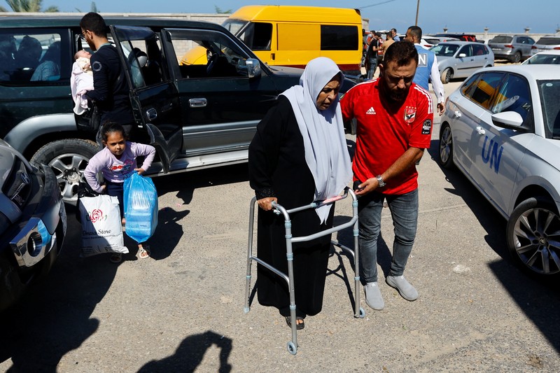 Warga Gaza meninggalkan rumah mereka di tengah konflik Israel-Palestina di Khan Younis di selatan Jalur Gaza (13/10/2023) waktu setempat. (REUTERS/Ahmed Zakot) Warga Gaza meninggalkan rumah mereka di tengah konflik Israel-Palestina di Khan Younis di selatan Jalur Gaza (13/10/2023) waktu setempat. (REUTERS/Ahmed Zakot)