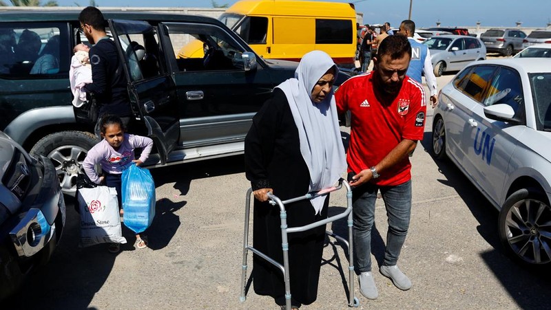 Warga Gaza meninggalkan rumah mereka di tengah konflik Israel-Palestina di Khan Younis di selatan Jalur Gaza (13/10/2023) waktu setempat. (REUTERS/Ahmed Zakot)