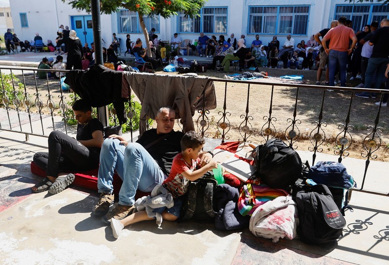 Warga Gaza meninggalkan rumah mereka di tengah konflik Israel-Palestina di Khan Younis di selatan Jalur Gaza (13/10/2023) waktu setempat. (REUTERS/Ahmed Zakot) Warga Gaza meninggalkan rumah mereka di tengah konflik Israel-Palestina di Khan Younis di selatan Jalur Gaza (13/10/2023) waktu setempat. (REUTERS/Ahmed Zakot)