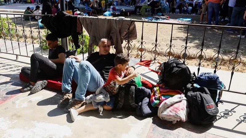 Warga Gaza meninggalkan rumah mereka di tengah konflik Israel-Palestina di Khan Younis di selatan Jalur Gaza (13/10/2023) waktu setempat. (REUTERS/Ahmed Zakot)
