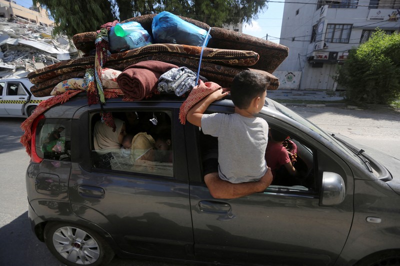 Warga Gaza meninggalkan rumah mereka di tengah konflik Israel-Palestina di Khan Younis di selatan Jalur Gaza (13/10/2023) waktu setempat. (REUTERS/Ahmed Zakot) Warga Gaza meninggalkan rumah mereka di tengah konflik Israel-Palestina di Khan Younis di selatan Jalur Gaza (13/10/2023) waktu setempat. (REUTERS/Ahmed Zakot)