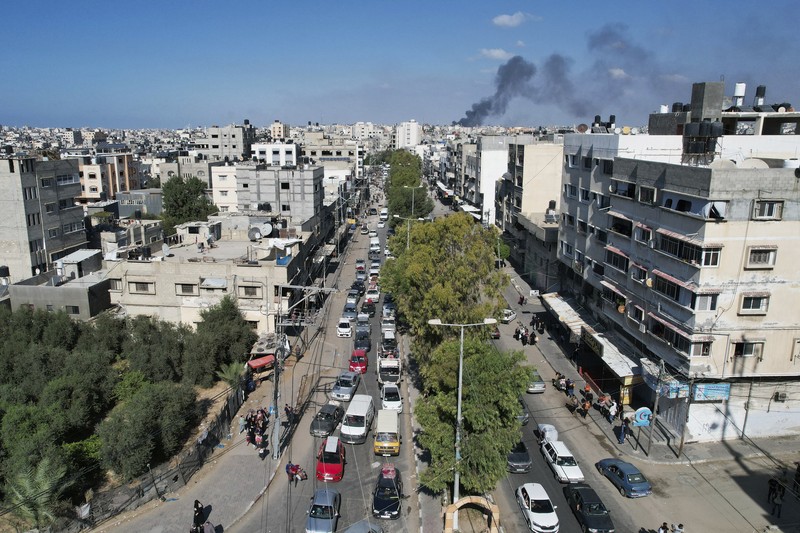Warga Gaza meninggalkan rumah mereka di tengah konflik Israel-Palestina di Khan Younis di selatan Jalur Gaza (13/10/2023) waktu setempat. (REUTERS/Ahmed Zakot) Warga Gaza meninggalkan rumah mereka di tengah konflik Israel-Palestina di Khan Younis di selatan Jalur Gaza (13/10/2023) waktu setempat. (REUTERS/Ahmed Zakot)