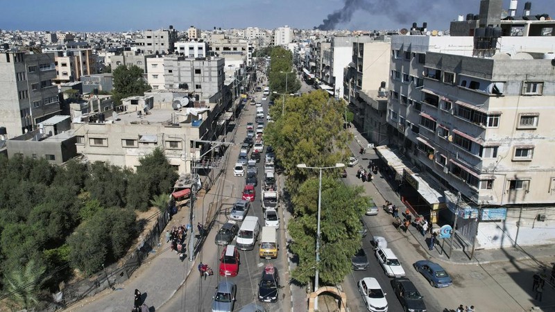 Warga Gaza meninggalkan rumah mereka di tengah konflik Israel-Palestina di Khan Younis di selatan Jalur Gaza (13/10/2023) waktu setempat. (REUTERS/Ahmed Zakot)