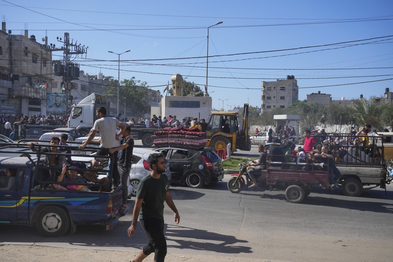 Warga Gaza meninggalkan rumah mereka di tengah konflik Israel-Palestina di Khan Younis di selatan Jalur Gaza (13/10/2023) waktu setempat. (REUTERS/Ahmed Zakot) Warga Gaza meninggalkan rumah mereka di tengah konflik Israel-Palestina di Khan Younis di selatan Jalur Gaza (13/10/2023) waktu setempat. (REUTERS/Ahmed Zakot)