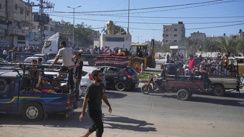 Warga Gaza meninggalkan rumah mereka di tengah konflik Israel-Palestina di Khan Younis di selatan Jalur Gaza (13/10/2023) waktu setempat. (REUTERS/Ahmed Zakot)